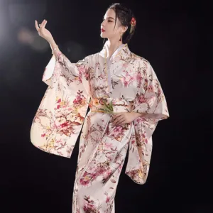 Kimono long clair à fleurs roses avec ceinture obi assortie, modèle Style F