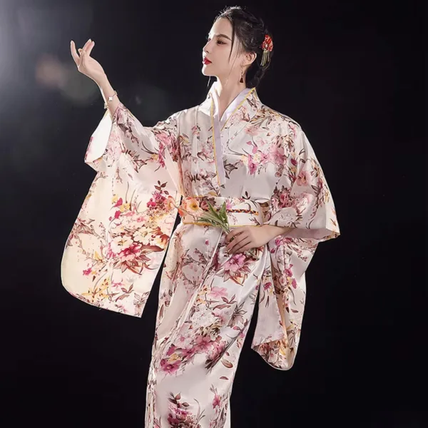 Kimono long clair à fleurs roses avec ceinture obi assortie, modèle Style F